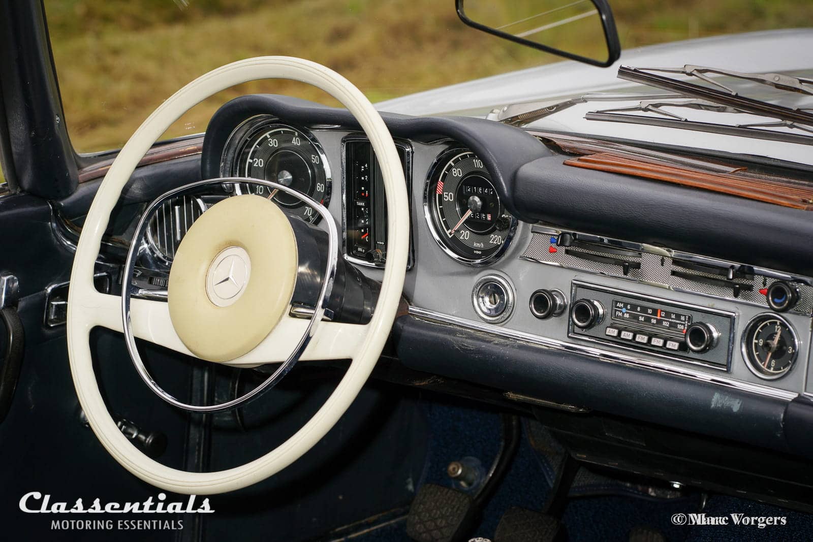 SOLD to Australia: BLAUPUNKT KÖLN X 1960s Super Rare TOP-END Vintage  Original Auto Radio With 'IVORY' Knobs for Mercedes-Benz 190 SL - INCLUDING  Classentials Deluxe BLUETOOTH Module - Classentials