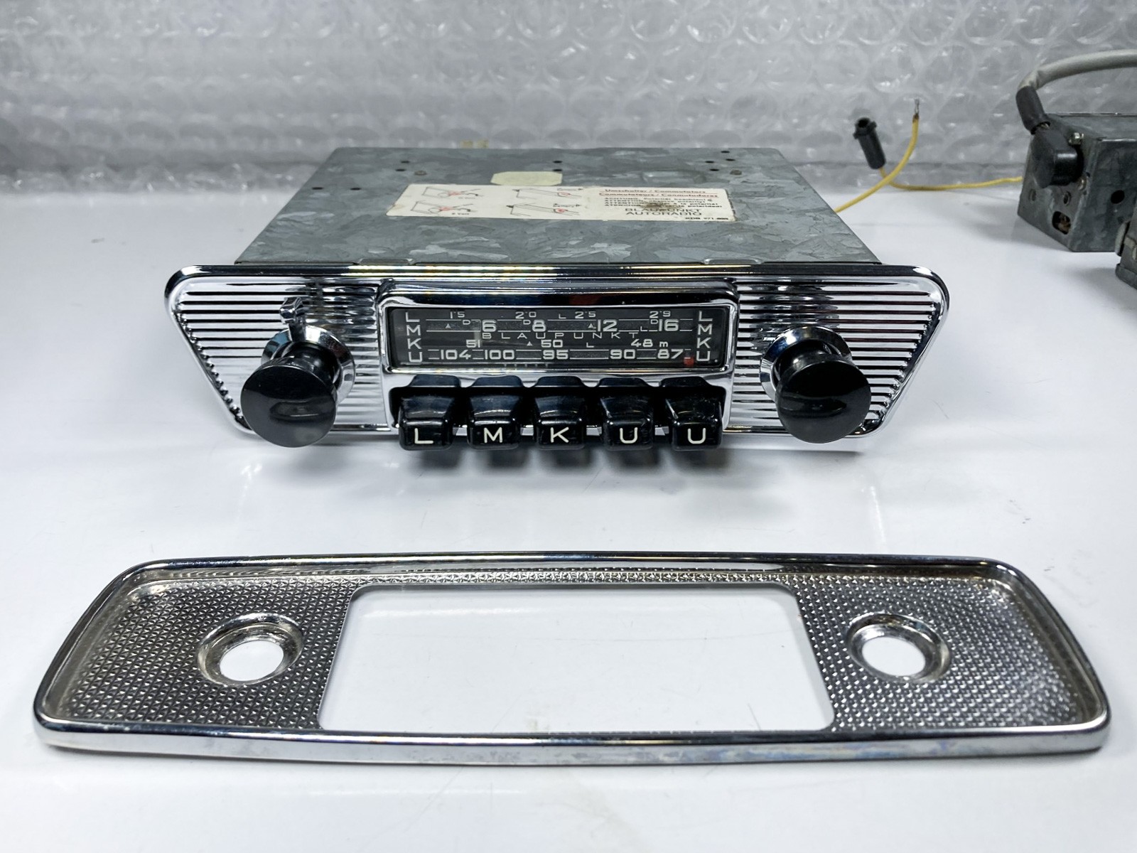 BUILT TO ORDER: BLAUPUNKT FRANKFURT Type V or W 1964 / 65 RARE Vintage Original High-End Classic Car Auto Radio for Jaguar E-type (XK-E) Series 1 Cars, 6/12 Volt, Negative / Positive Ground. - Image 2