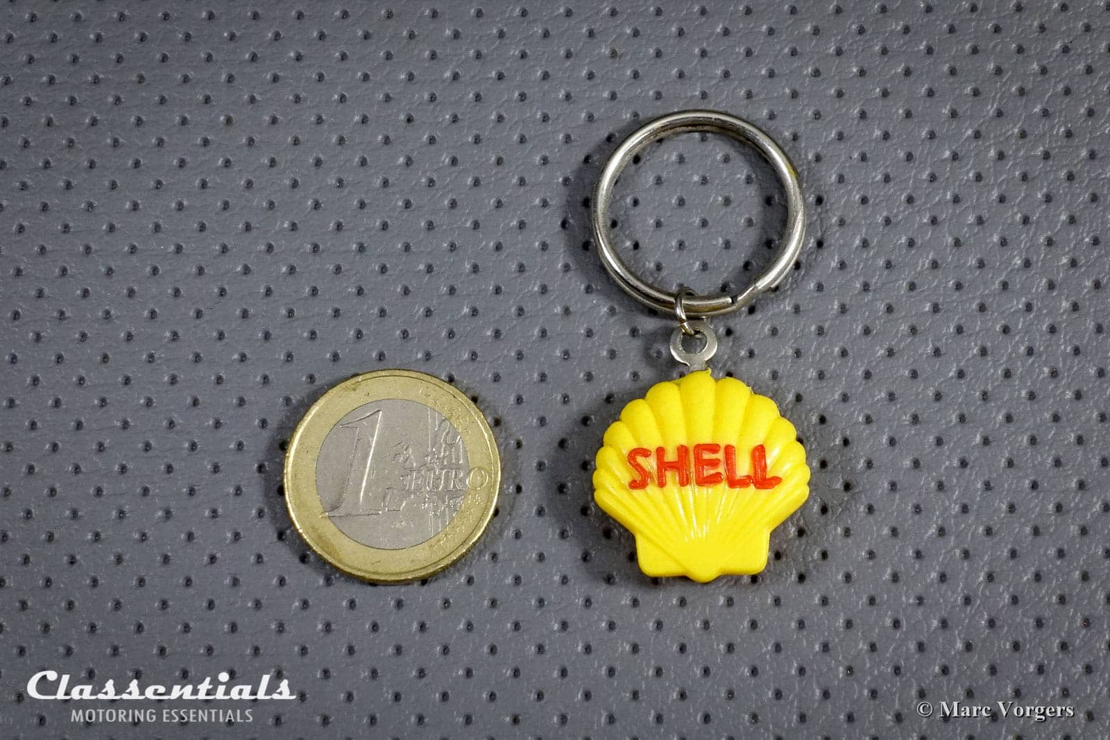 MyFrenchDiscoveries Rare Vintage Enamelled Metal Shell Motor Oil Keyring Made in France 1950s